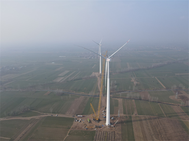 陕西山地风电机组吊装项目