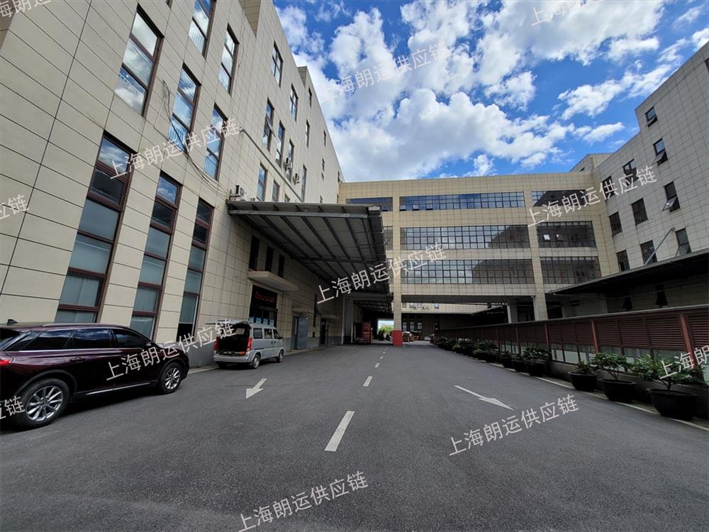 奉贤仓库厂区外景厂区卸货区和存储货架区域
