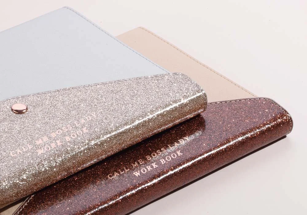 ·soft faux leather cover

·foil stamping

·button snap closure