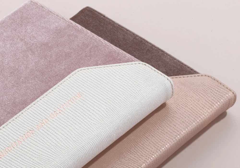 ·velvet with faux leather cover

·magnetic enclosed

