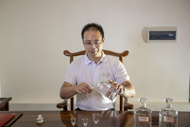 老厂长女婿王肖峰,从中国农大毕业后一直从事金融行业