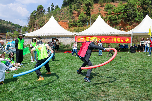 二龙湖团建基地提供蒙眼互打游戏项目-云南山谷枫