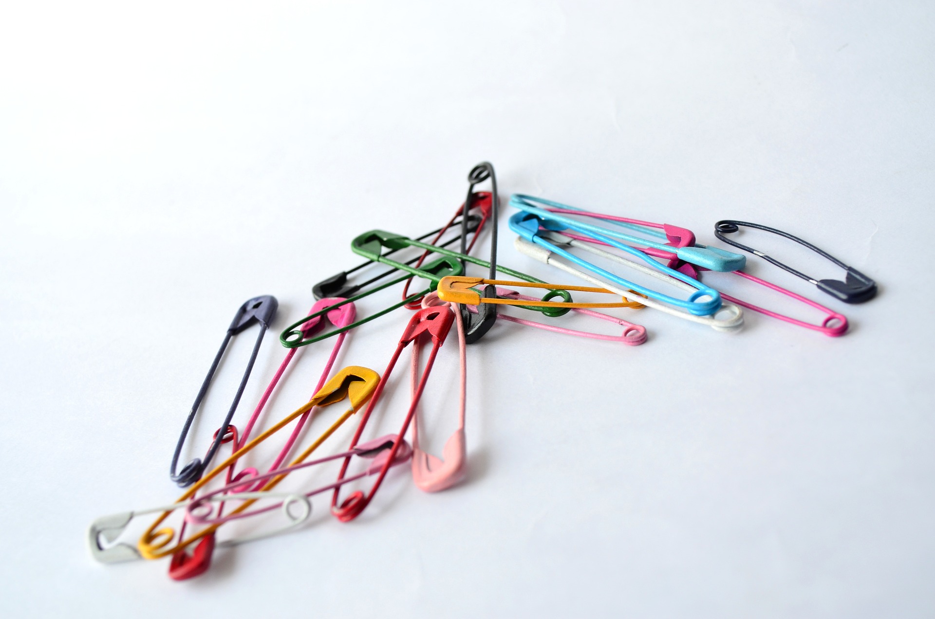 safety-pins-gbdb8d3c63_1920.jpg