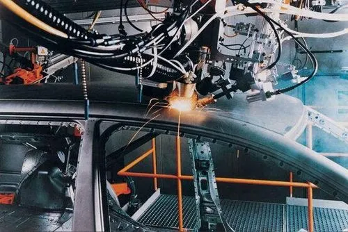 激光切割汽車(chē)車(chē)身.png