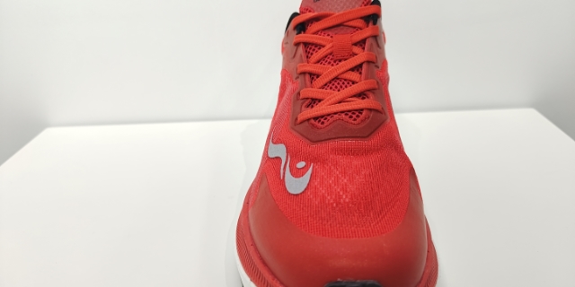 贵州红色跑鞋适合年龄 欢迎来电 新正永品牌管理供应;