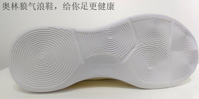 广东红色跑鞋鞋面材质 客户至上 新正永品牌管理供应