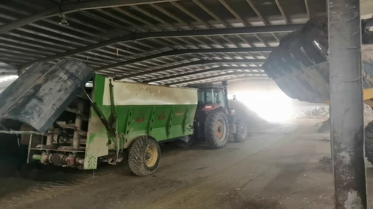 新疆固态肥抛撒车去哪买,固态肥抛撒车