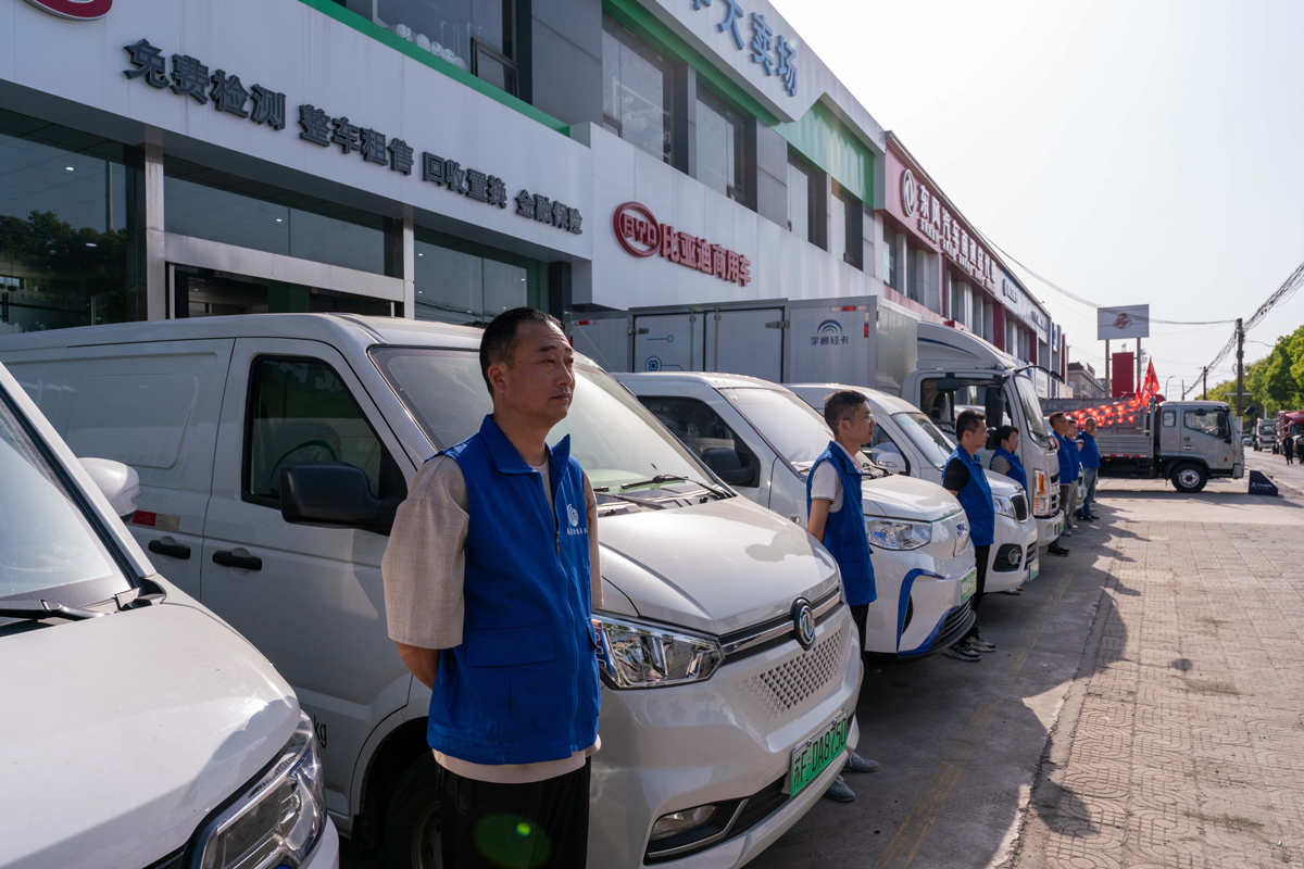 车队自2022年创立以来,自有车辆30多台,其中新能源封闭式面包车占比