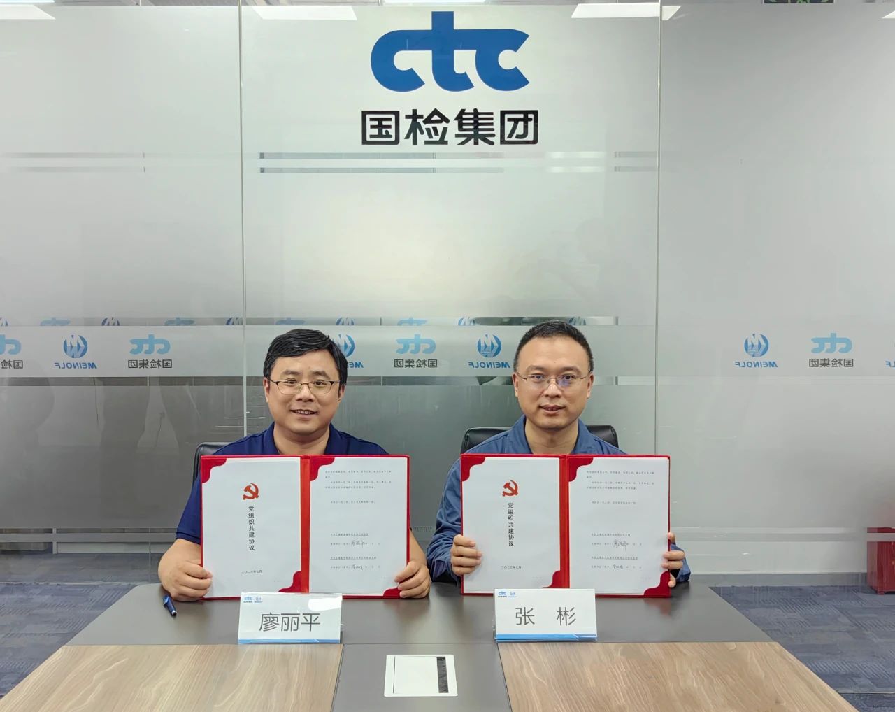 图3 签署合作协议（左一：廖丽平，右一：张彬）.jpg