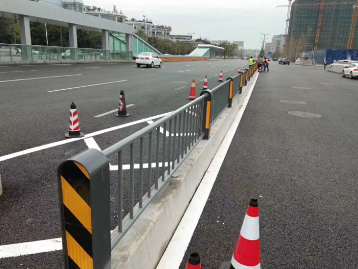 贵州有实力的市政道路护栏厂商 欢迎来电 四川华川鼎泰交通设施工程供应;