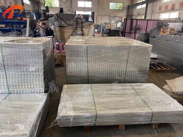 托盘式冲孔桥架3.jpg 托盘式冲孔桥架3.jpg