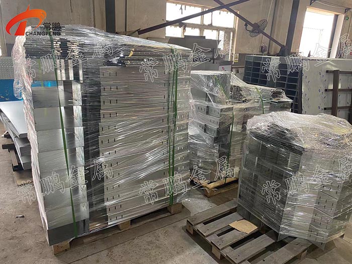 托盘式冲孔桥架1.jpg 托盘式冲孔桥架1.jpg