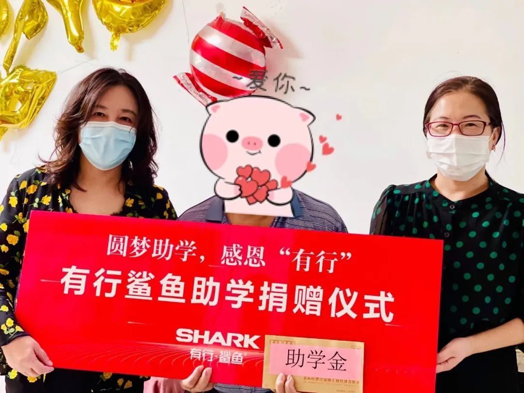 學生家長代領助學金