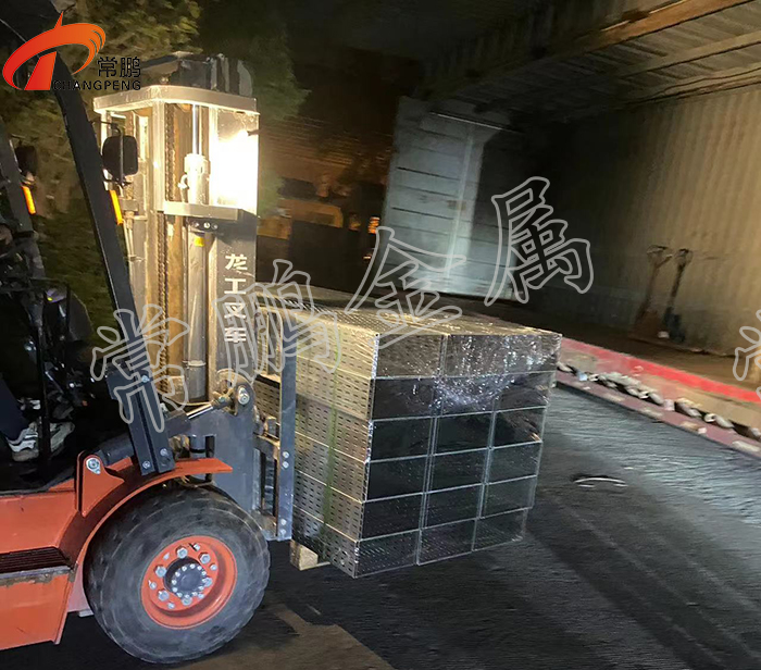 常鹏夜晚发货.jpg 常鹏夜晚发货.jpg