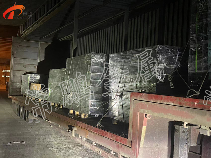 常鹏桥架夜晚发货.jpg 常鹏桥架夜晚发货.jpg