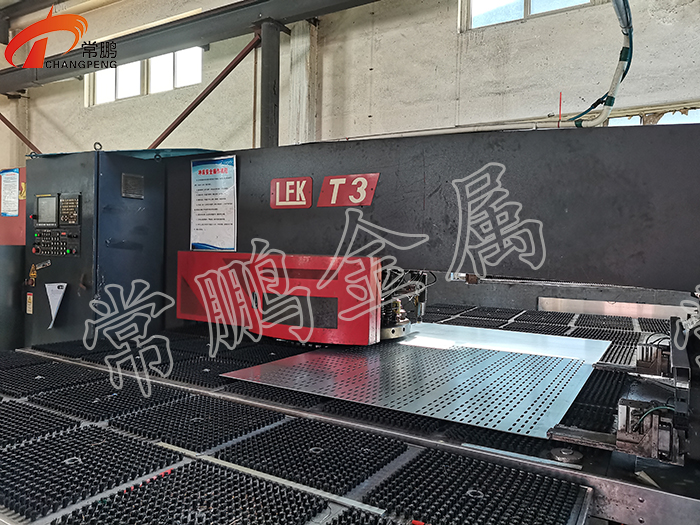 1托盤式橋架沖孔.jpg 1托盤式橋架沖孔.jpg