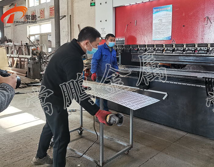 3托盤式橋架打磨.jpg 3托盤式橋架打磨.jpg