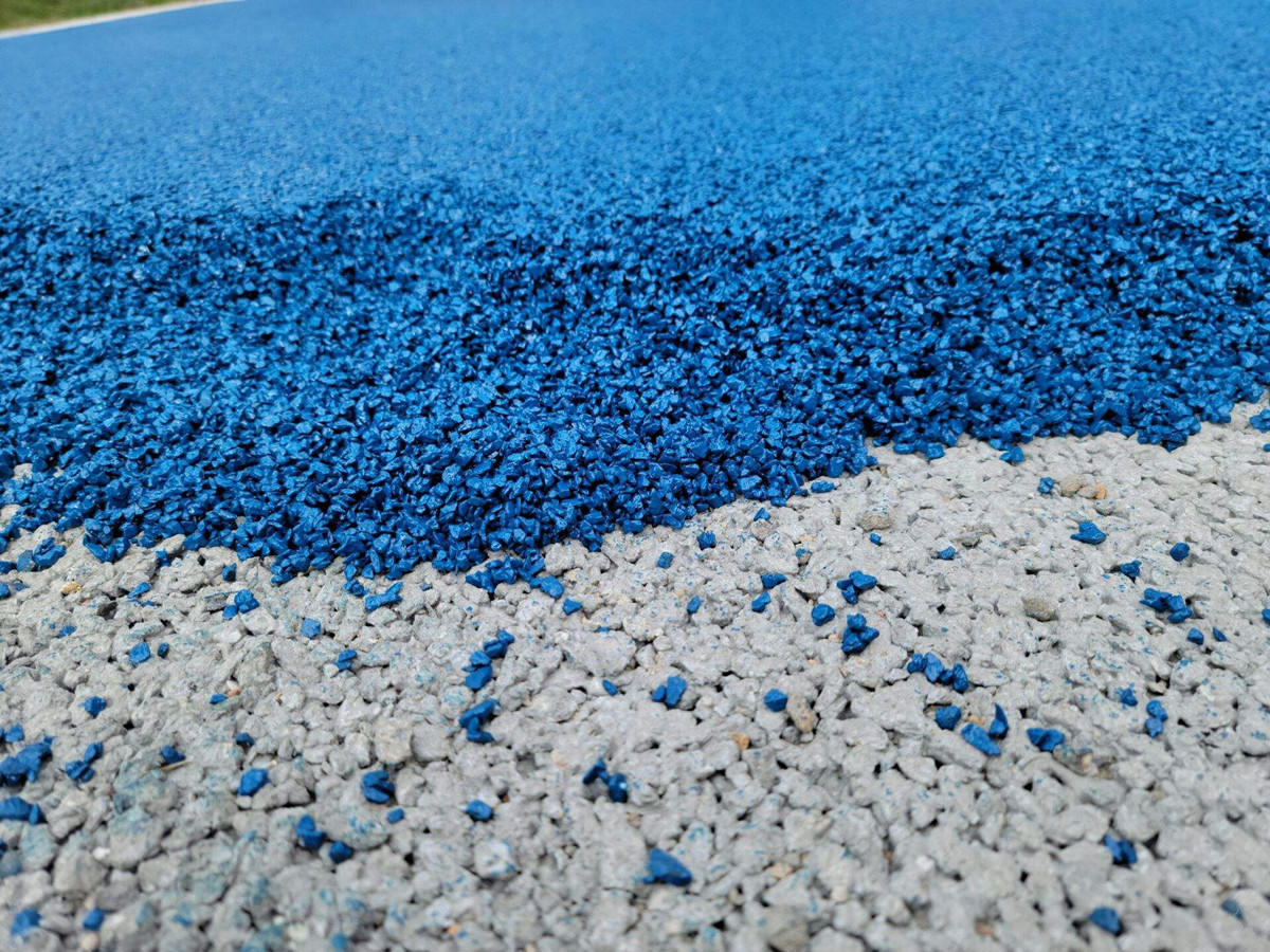 摊铺时采用梯队作业的纵缝应采用热接缝,将已铺部分留下100 mm～200