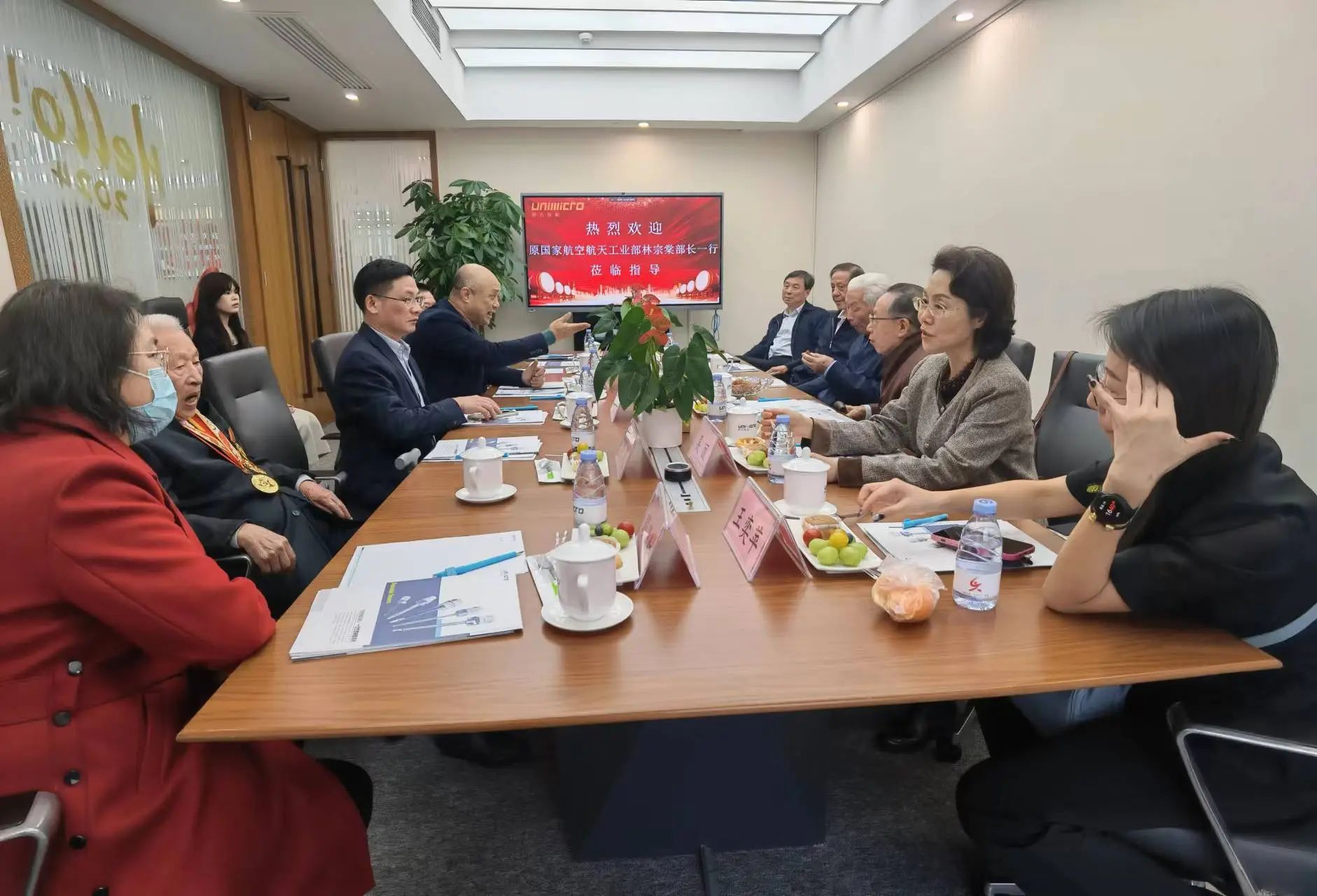 陪同到訪聯(lián)合微創(chuàng)