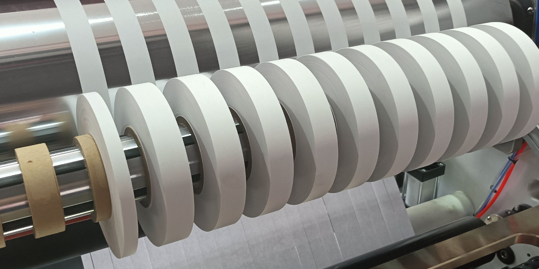 中國臺灣雙膠紙分切機什么價格 溫州勝鑰環(huán)保設(shè)備供應(yīng)