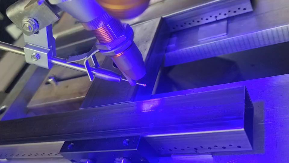 新疆三维曲面激光焊接机,激光焊接机