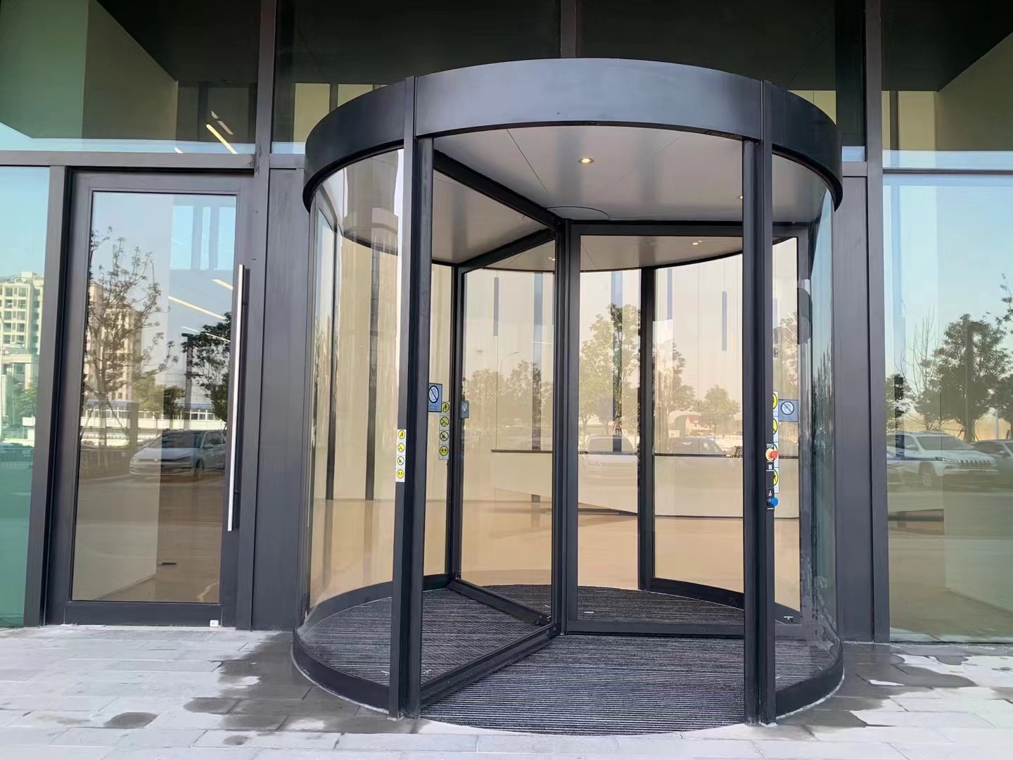 全季酒店三翼旋轉門工...