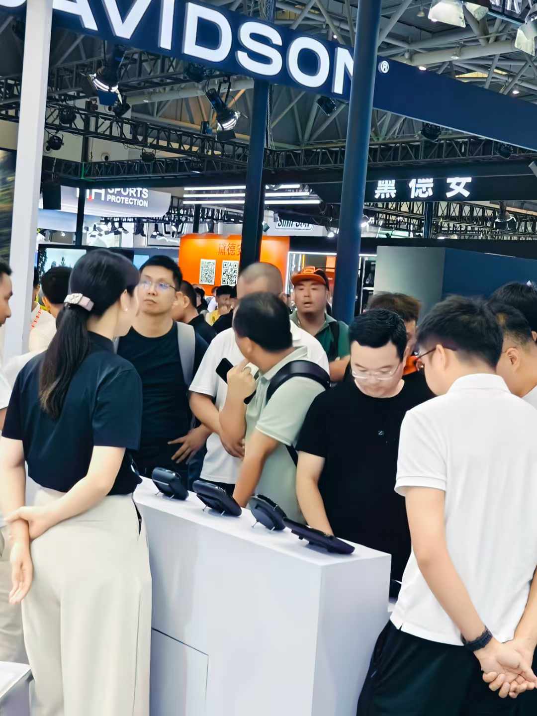 现场观众驻足参观