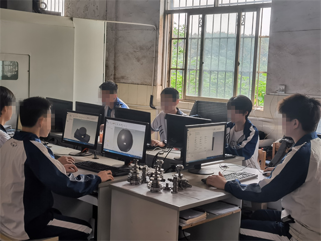赣州数控编程及加工技术 赣州应用技术职业学校供应;