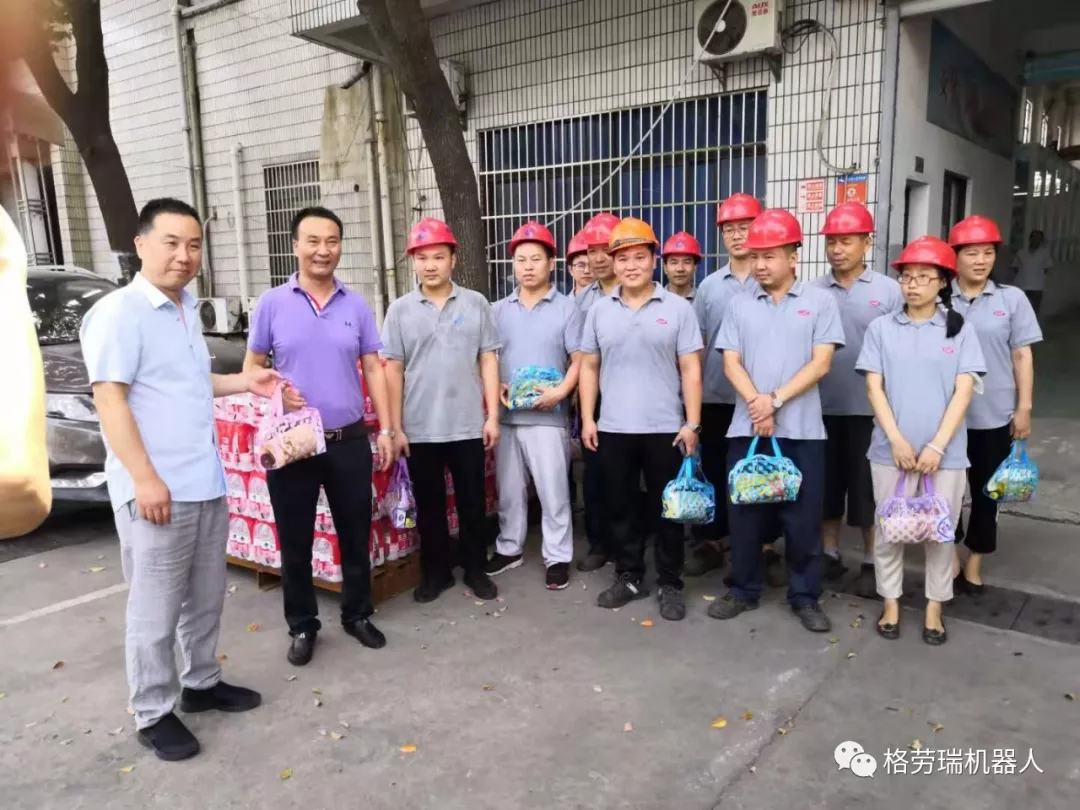 經(jīng)開區(qū)太湖街道領導慰問一線工人戰(zhàn)高溫