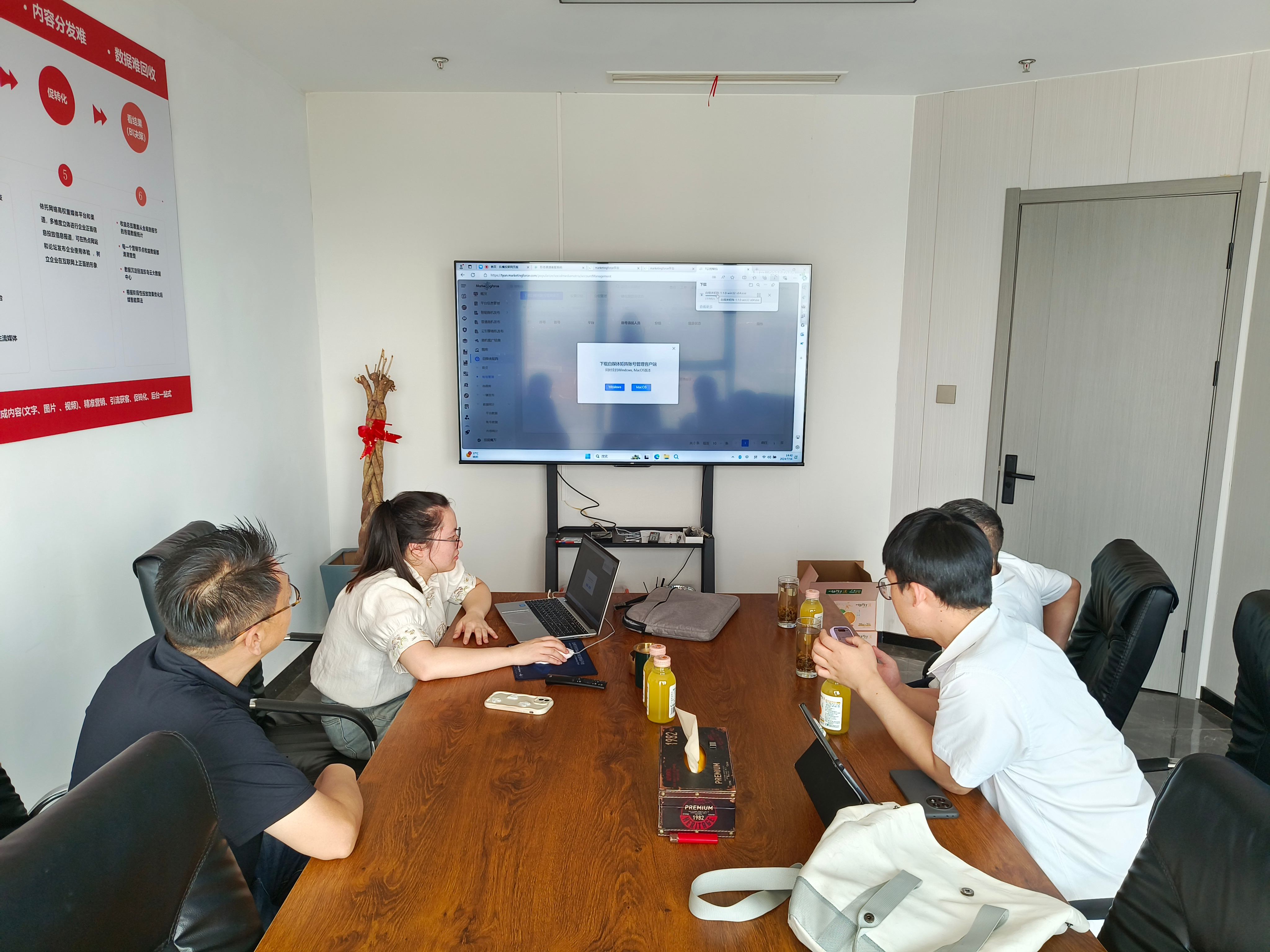 分享你相册里最近一(yī)张工(gōng)作(zuò)照