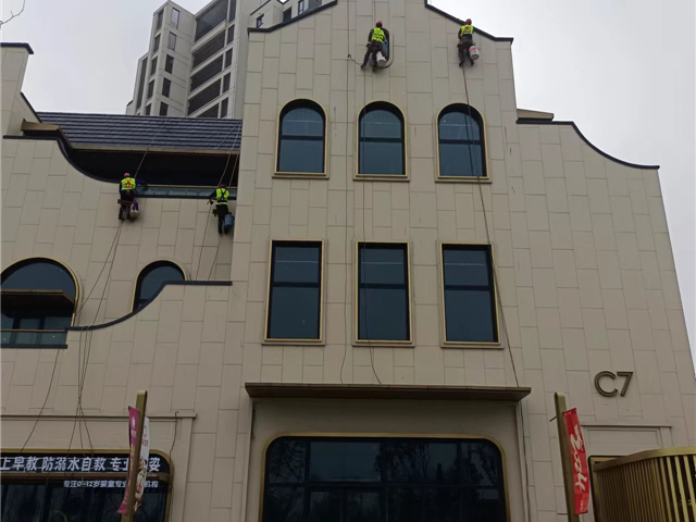 静安区办公楼高空玻璃外墙清洗施工方案 上海华誉环境服务供应