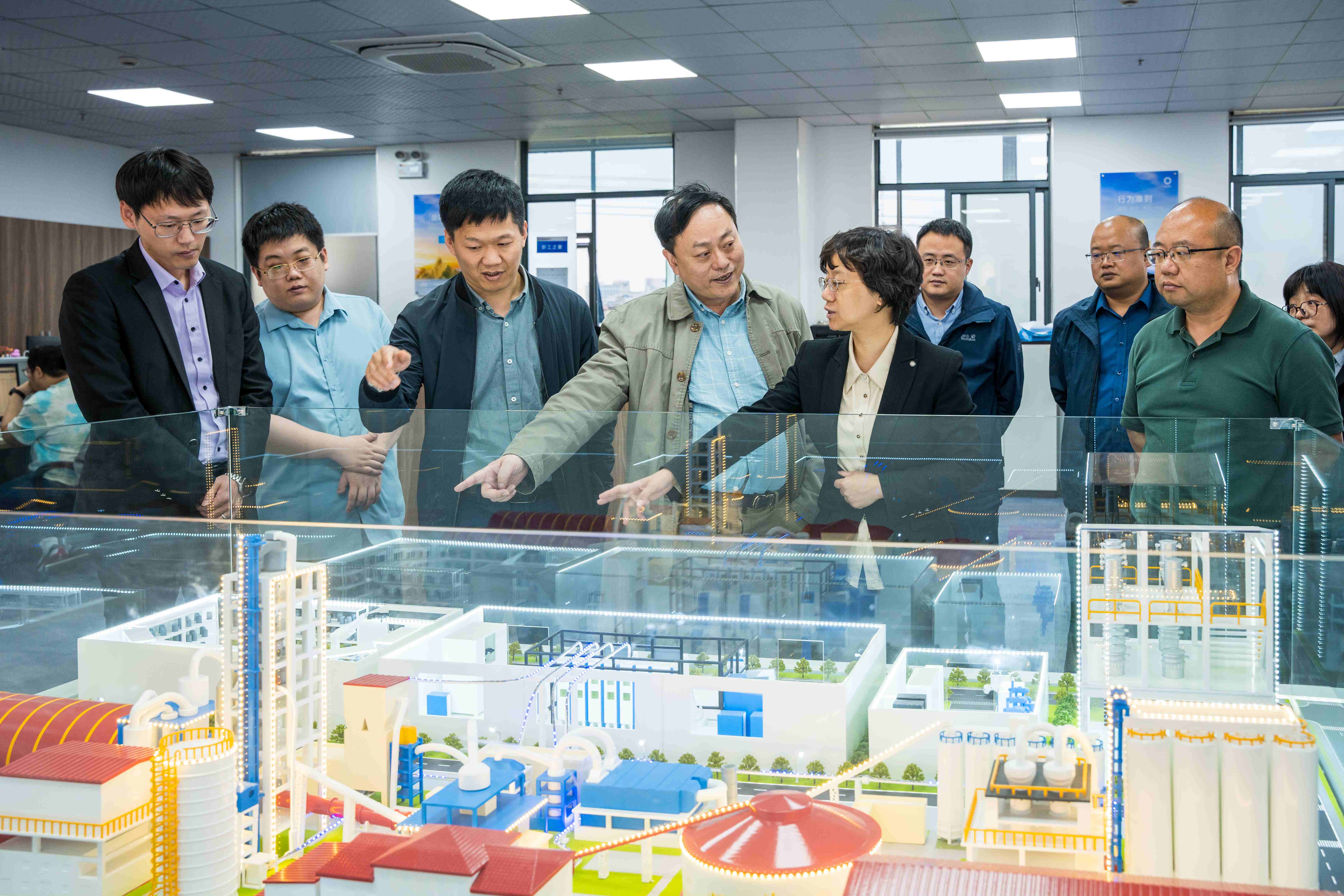 陈璐到国检集团上海利发国际app公司指导事情