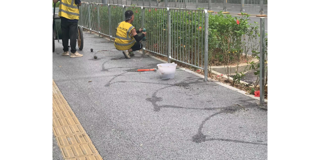 道路中央隔离栏安装 深圳市华羽交通设施工程供应;
