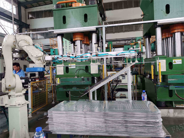 焊接工业机器人生产线