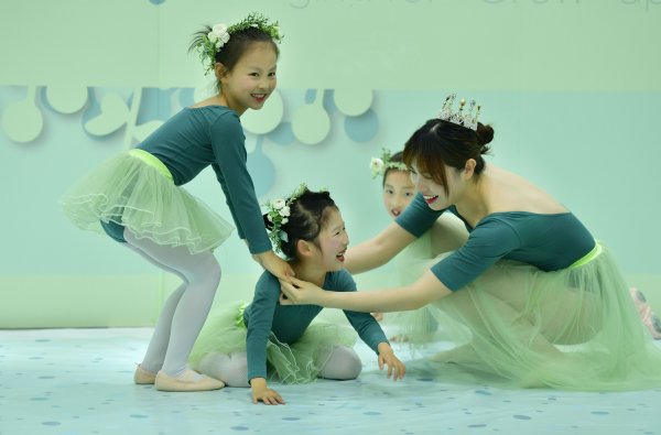 兴义市小天鹅舞蹈艺术中心_中国舞考级承办单位_舞蹈教育品牌机构