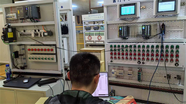 佛山附近哪里有PLC編程培訓(xùn)培訓(xùn)班 多校區(qū)連鎖 龍豐自動(dòng)化培訓(xùn)學(xué)校供應(yīng)