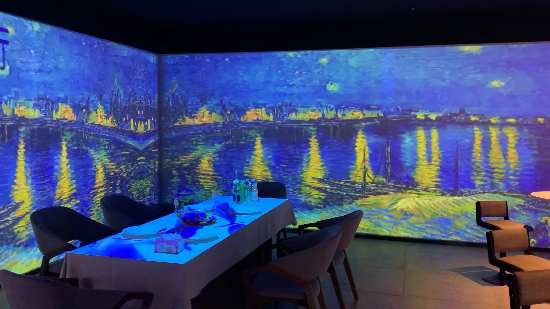 虚拟菜单:顾客可以通过全息投影投射的"虚拟菜单"进行点餐,菜单以3d