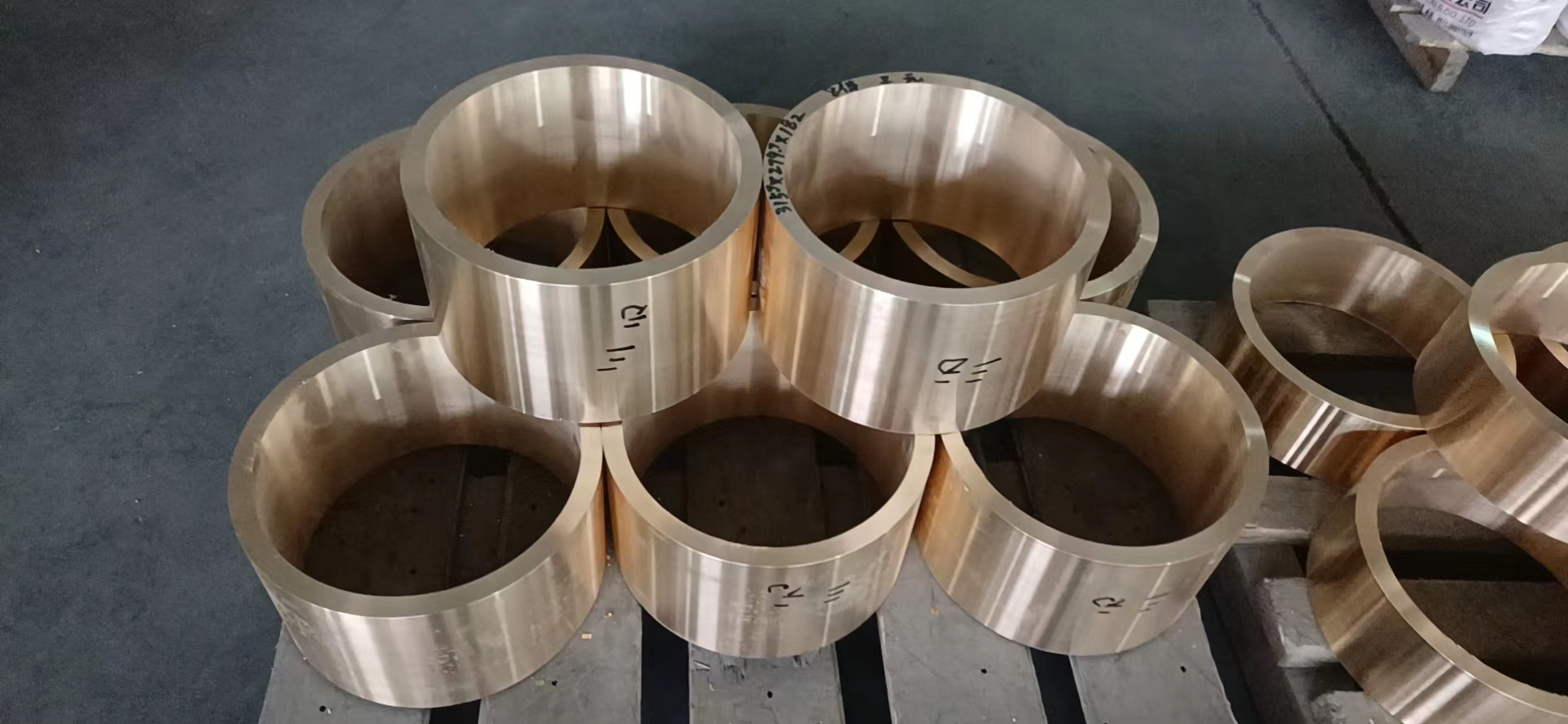 銅套表面不平整是原因什么造成的？