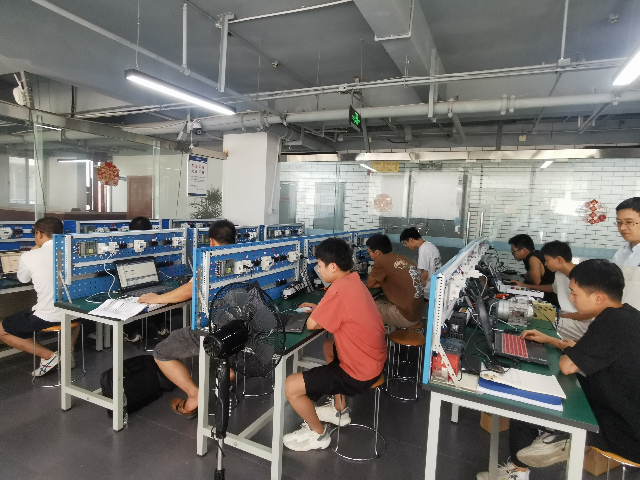 四川安川工业机器人培训大概多少钱 欢迎来电 四川匠人组合教育咨询供应