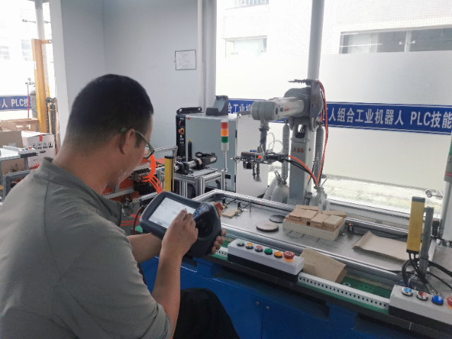 四川工业机器人维护保养工程师工业机器人速成班 客户至上 四川匠人组合教育咨询供应