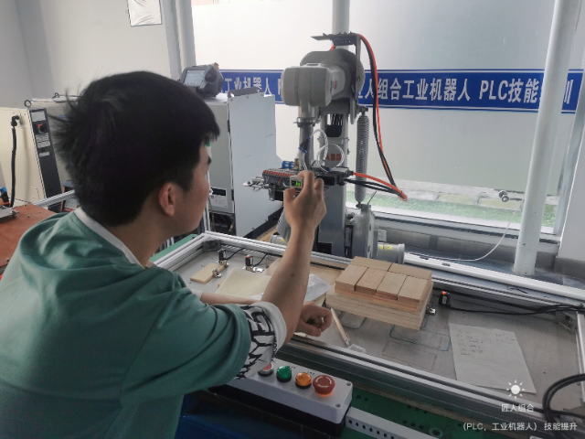 四川有靠谱的工业机器人工程师培训学校 和谐共赢 四川匠人组合教育咨询供应