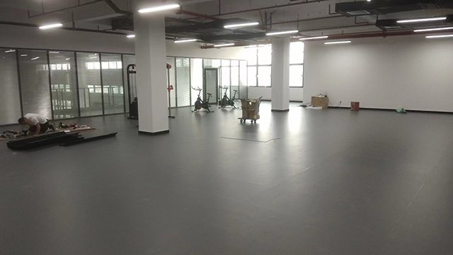 乐昌市健身房塑胶地板大概多少钱 深圳市翎志运动地板供应