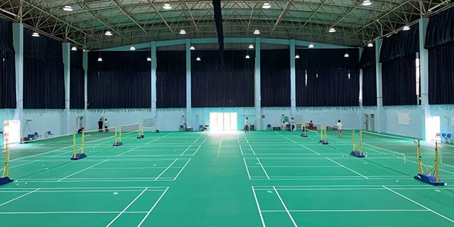 网球塑胶地板价位 深圳市翎志运动地板供应;