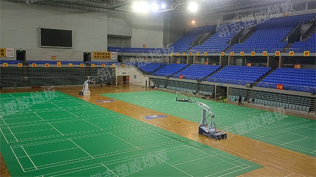 恩平市羽毛球塑胶地板安装 深圳市翎志运动地板供应