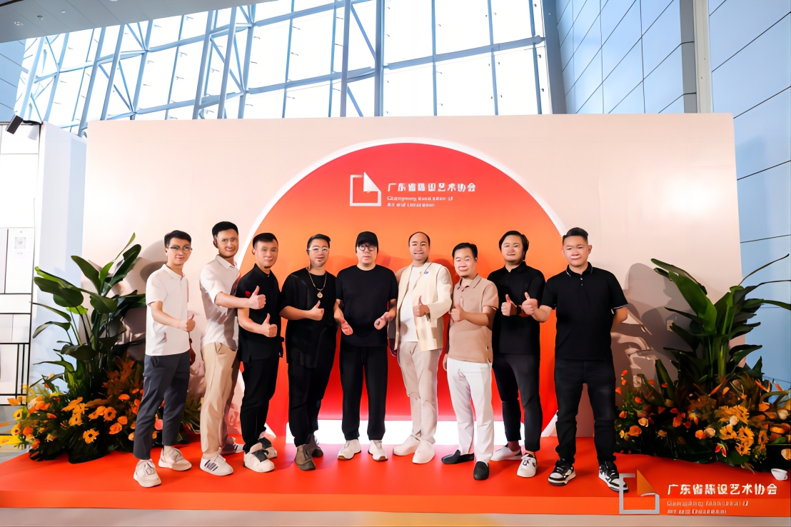 榕道裝飾設(shè)計創(chuàng)始人吳英豪先生應(yīng)邀出席廣東省陳設(shè)藝術(shù)協(xié)會第四屆換屆大會晚宴