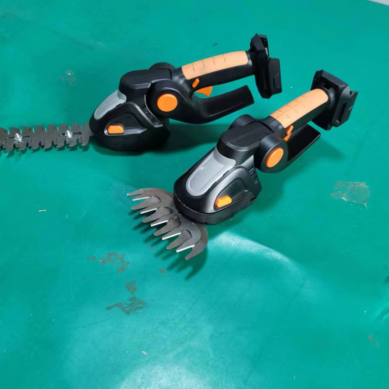 Cordless hedge trimmer with extension